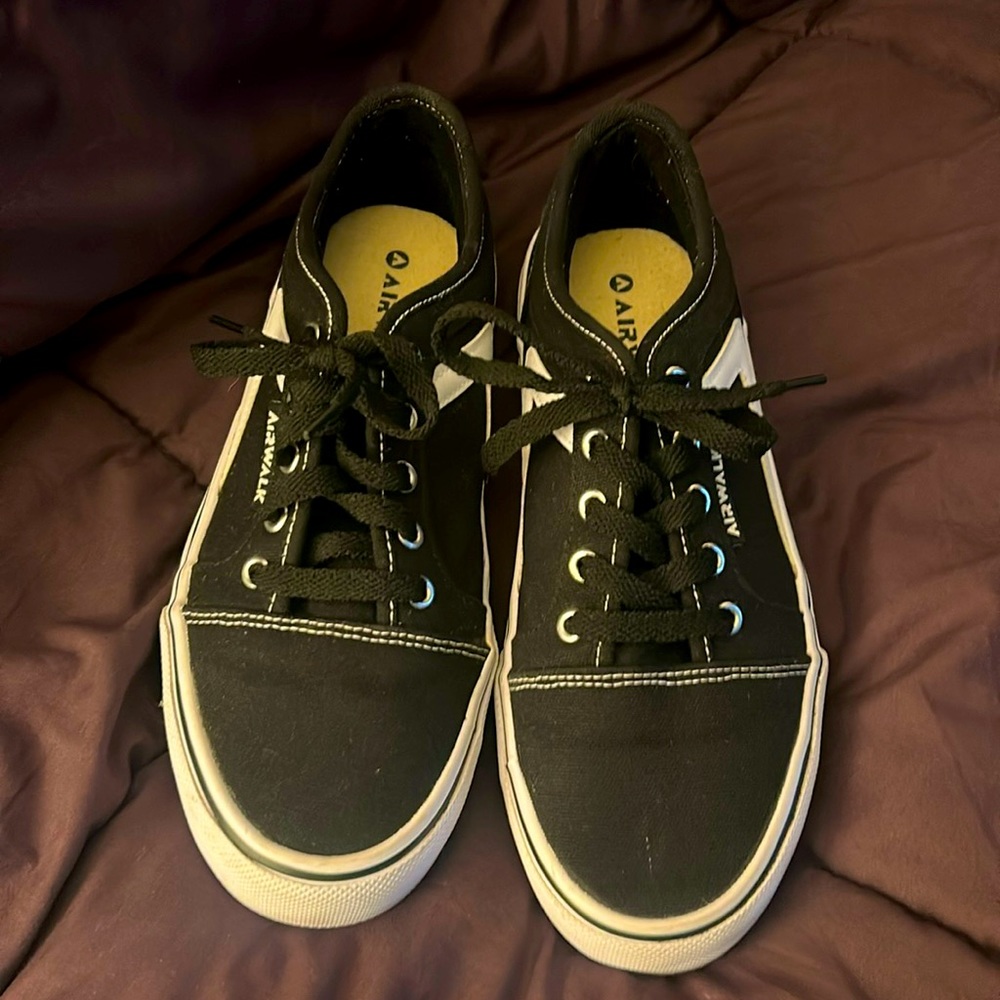 Like Very New!! AirWalk shoes